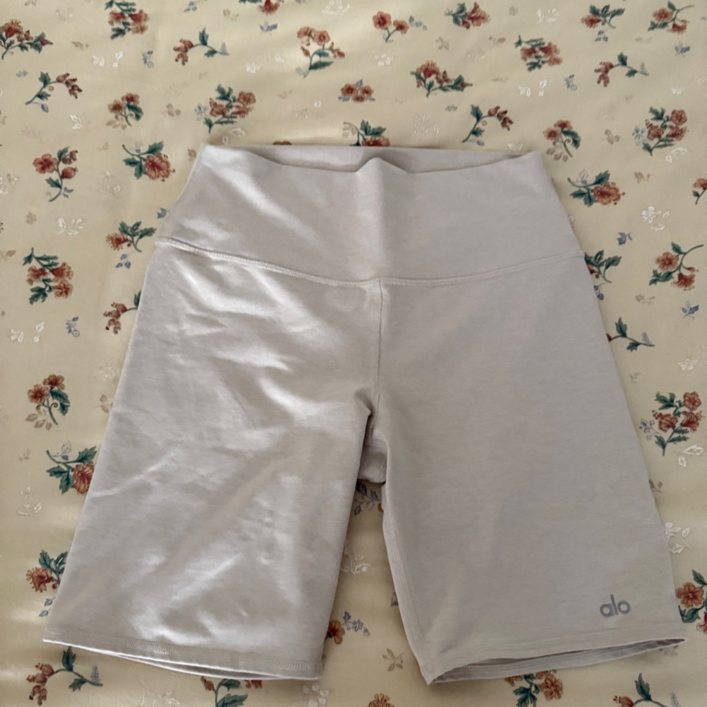 Alo yoga beige biker shorts